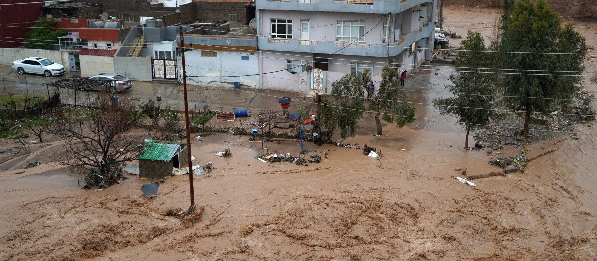 Una imagen muestra una calle inundada tras las fuertes lluvias en Dohuk, en la región autónoma del Kurdistán del norte de Irak