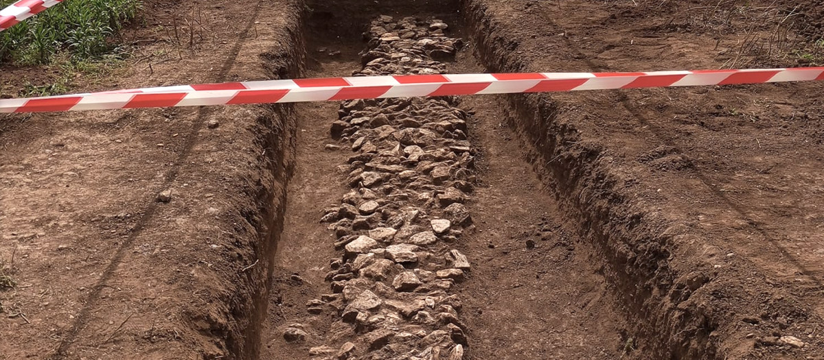 Unas obras para realizar unas conexiones hidráulicas en Herrera (Sevilla), han sacado a la luz los restos de una construcción de la época romana
