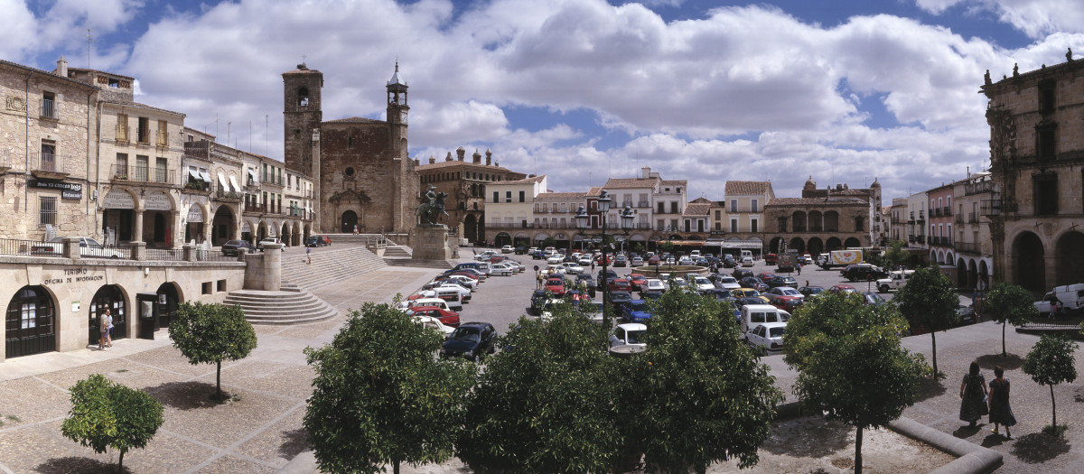 CACERES
TRUJILO
VISTA PANORAMICA DE LA PLAZA MAYOR ANTES DE LA PROHIBICION DE APARCAMIENTO