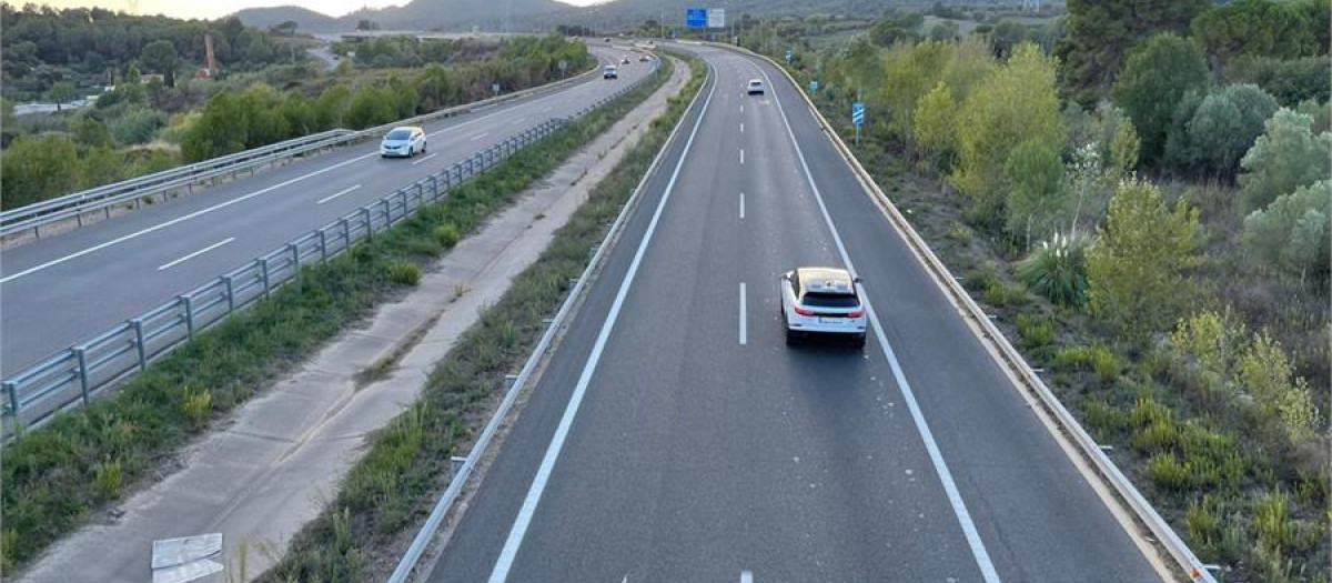 Tráfico va a prohibir usar el carril derecho en algunas circunstancias