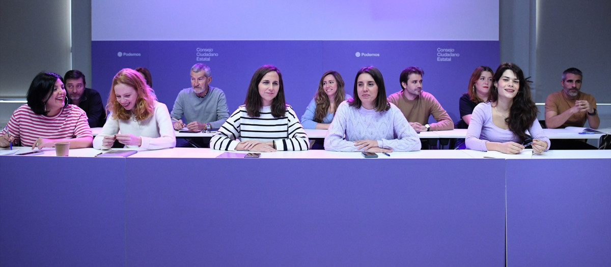 Ione Belarra e Irene Montero con Idoia Villanueva, Lilith Verstrynge e Isa Serra, en la sede de Podemos