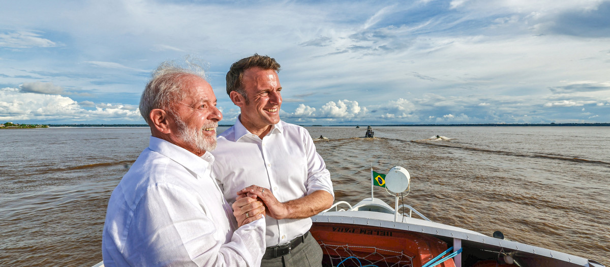 El presidente de Brasil, Luiz Inácio Lula da Silva, le da la mano al presidente de Francia, Emmanuel Macron, a bordo de un barco en la bahía de Guajara, en Belem, Brasil