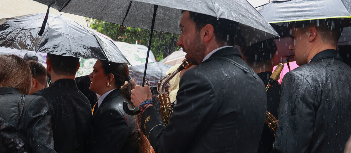 Músicos de la Hermandad del Cautivo de San Pablo de Sevilla se marchan el Domingo de Ramos tras suspenderse por la lluvia su estación de penitencia