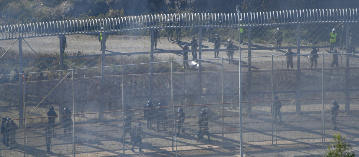 Inmigrantes subsaharianos en la zona de Sidi Brahim, a 17 de noviembre de 2023, en Ceuta (España)