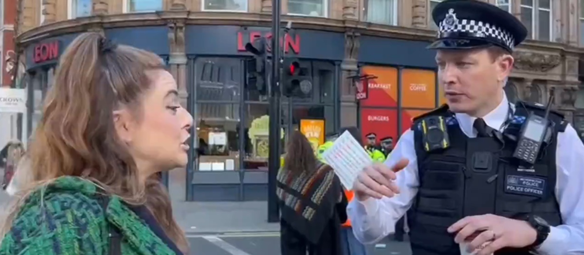 Momentos en que una mujer discute con un policía de Londres