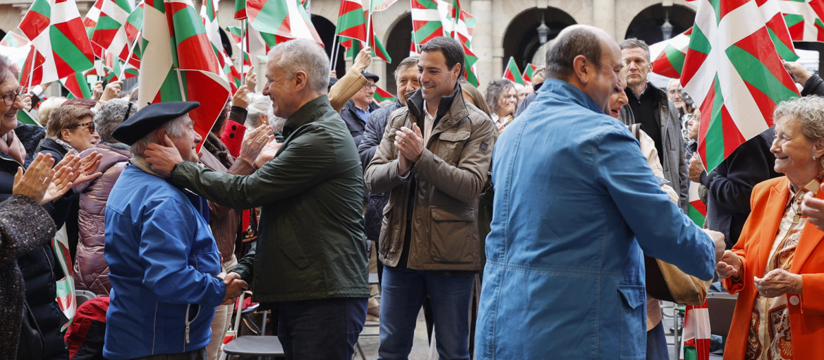BILBAO, 31/03/2024.- El PNV celebra el Aberri Eguna (día de la patria vasca) con un acto en el que intervienen el lehendakari, Iñigo Urkullu (i); el candidato a sucederle, Imanol Pradales (c), y el presidente del partido, Andoni Ortuzar (d), a pocos días del comienzo de la campaña electoral para las elecciones vascas del 21 de abril. EFE/ Luis Tejido