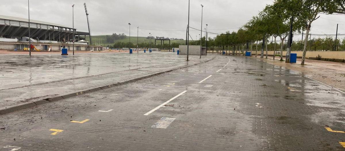 La lluvia impide la instalación del mercadillo en la zona del Arenal.