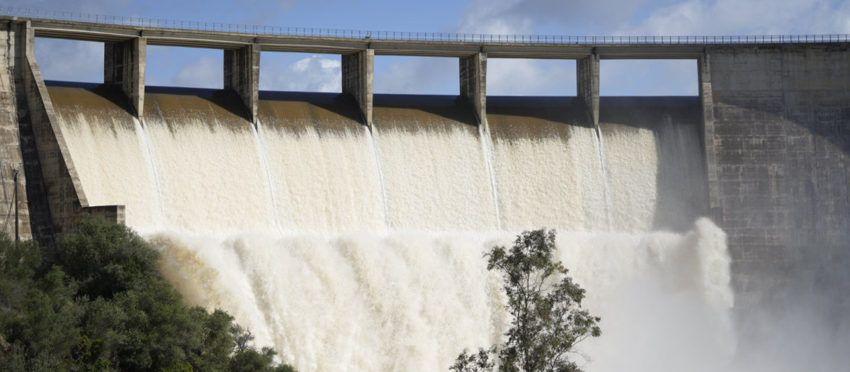 Embalse del Gergal, en Sevilla, desaguando