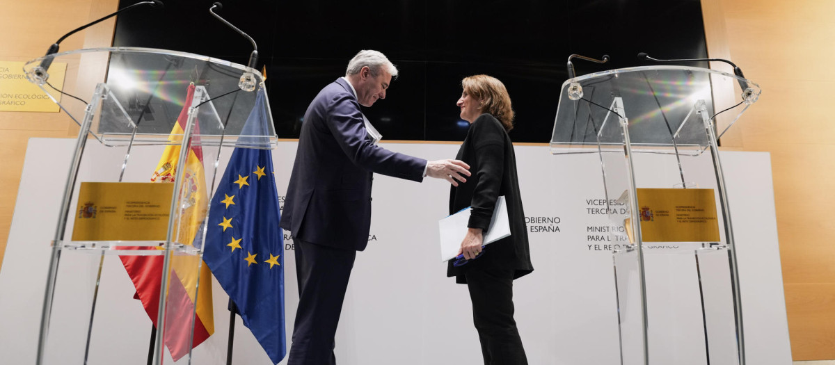 El presidente de Aragón, Jorge Azcón, y la vicepresidenta tercera y Ministra para la Transición Ecológica y el Reto Demográfico, Teresa Ribera