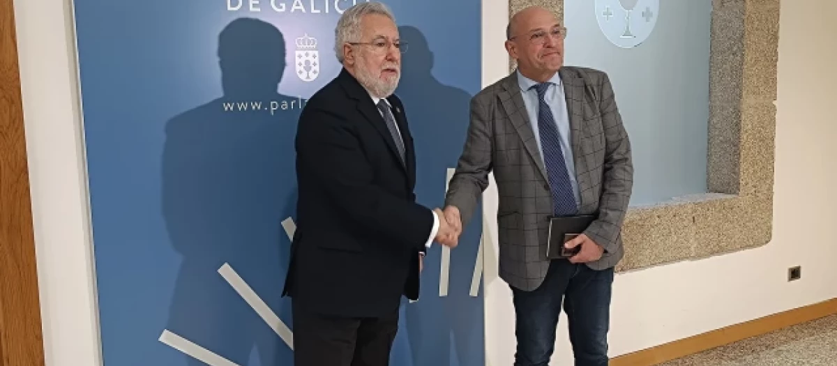 El diputado Armando Ojea junto al presidente el parlamento gallego, Miguel Santalices