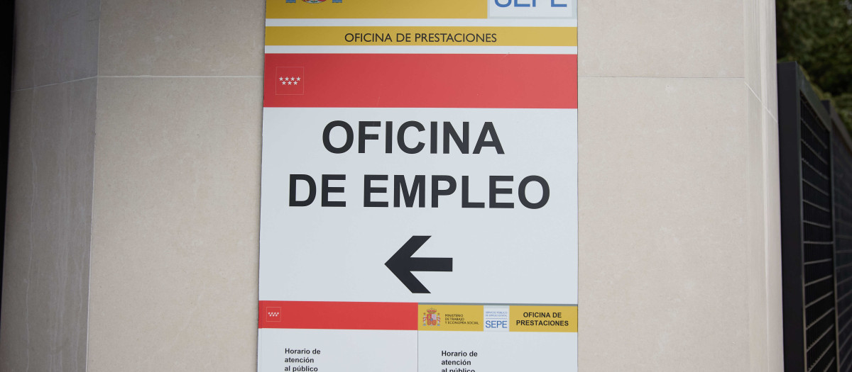 Vista de las indicaciones de una oficina de empleo del SEPE del Barrio del Pilar