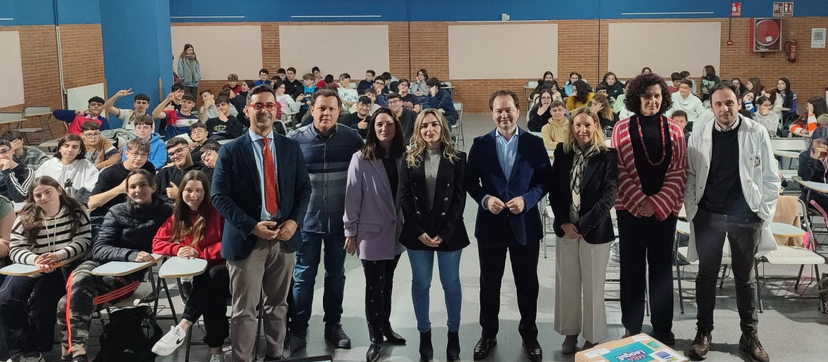 La concejala de Educación Narci Ruiz y el presidente de Asfaco Miguel Ángel Tamarit se interesan personalmente por el trabajo