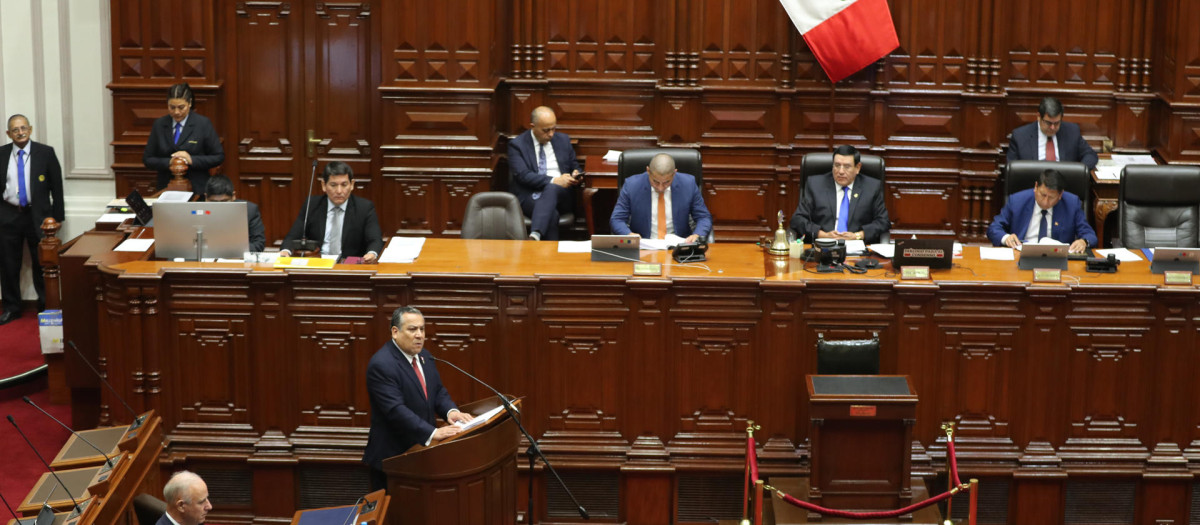El primer ministro, Gustavo Adrianzén (c-i), acude al Congreso para pedir el voto de confianza al Parlamento este miércoles en Lima (Perú)