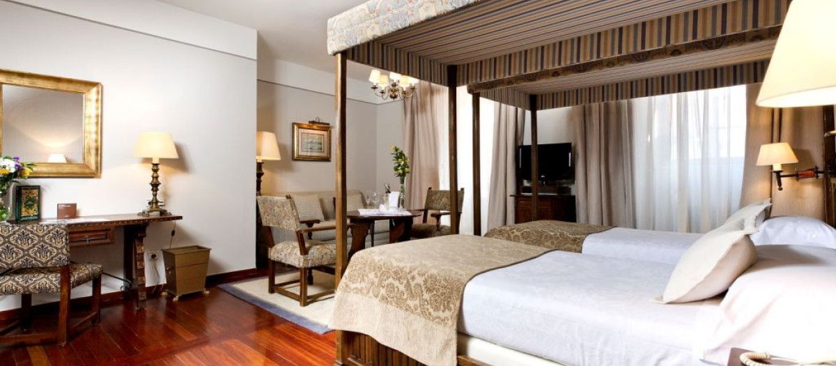 Interior de unas de las habitaciones del Hostal de los Reyes Católicos en Santiago de Compostela