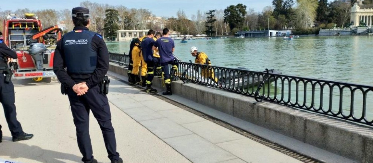 Operativo para rescatar un trofeo del estanque del Retiro, en Madrid