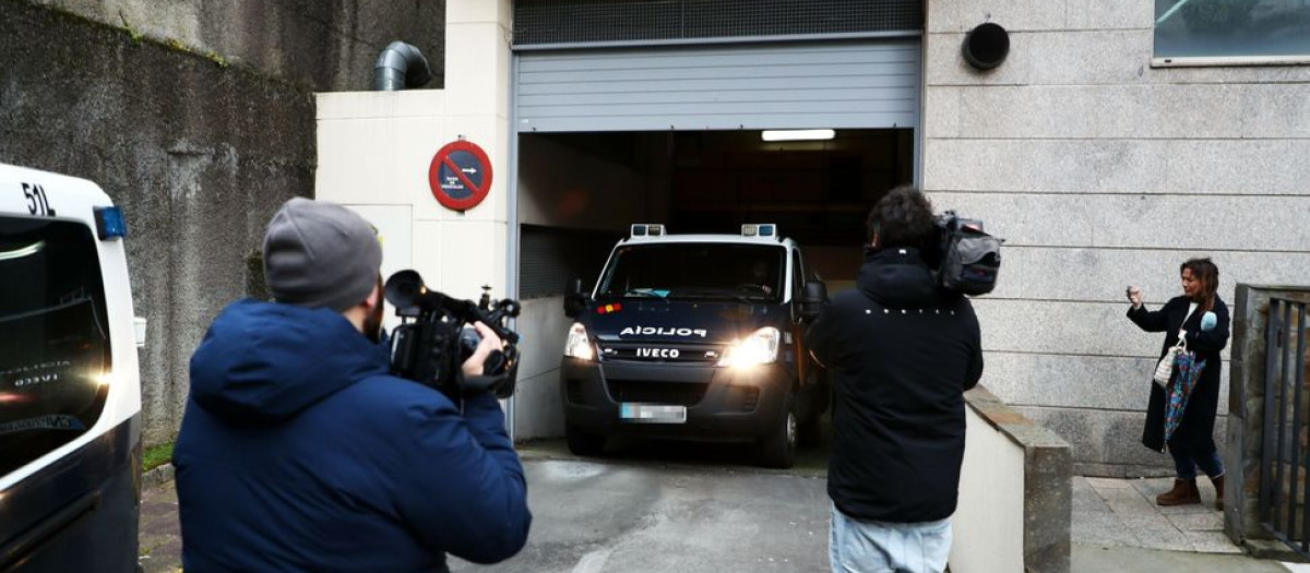 El furgón policial lleva al juzgado al detenido por la muerte de su padre