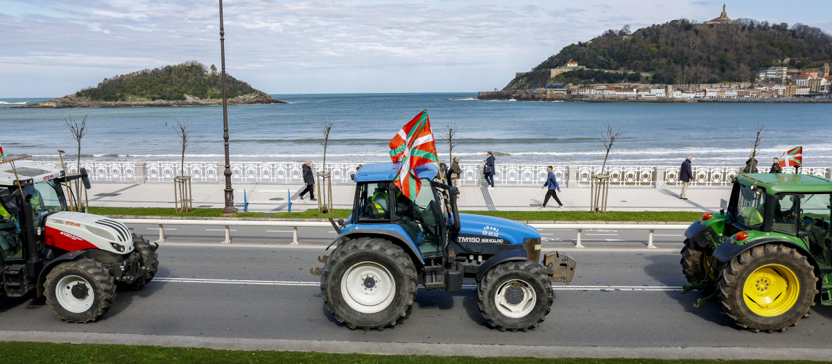 Agricultores con ikurriñas en Guipúzcoa durante una protesta agrícola a principios de marzo