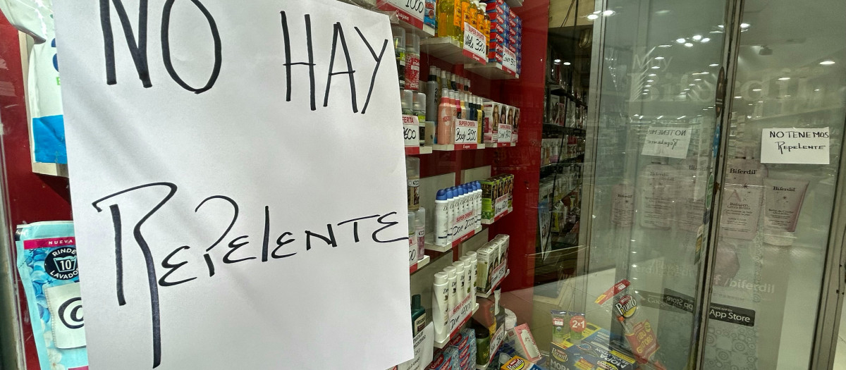 Un aviso en una farmacia argentina indica que no queda repelente