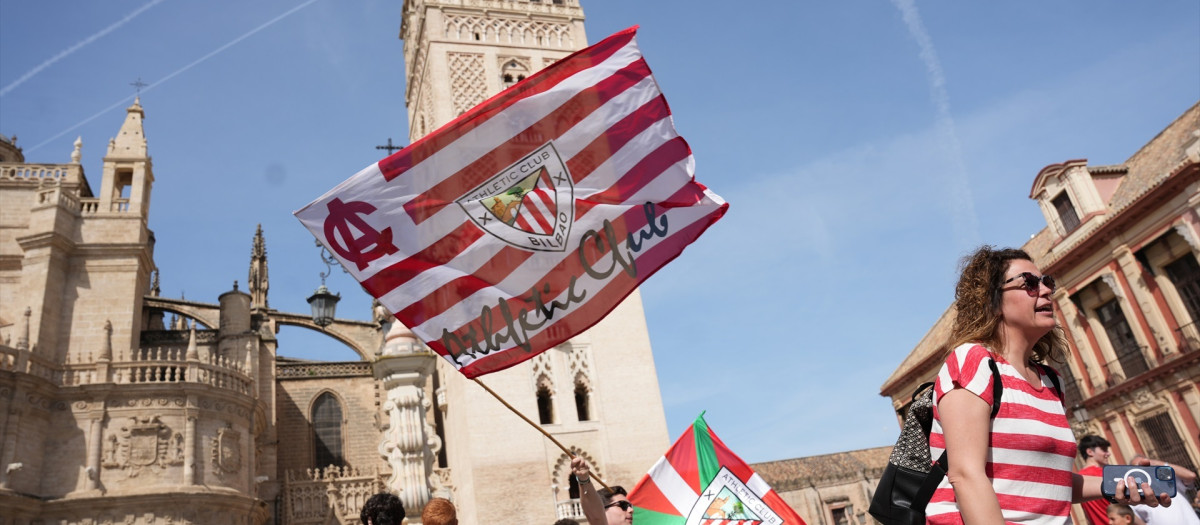 Aficionados del Athletic Club de Bilbao en el entorno de la Catedral este viernes. A 05 de abril de 2024, en Sevilla, (Andalucía, España). La final de la Copa del Rey se disputará mañana sábado entre el Athletic Club de Bilbao y el Real Club Mallorca en el estadio de La Cartuja.
María José López / Europa Press
05/4/2024