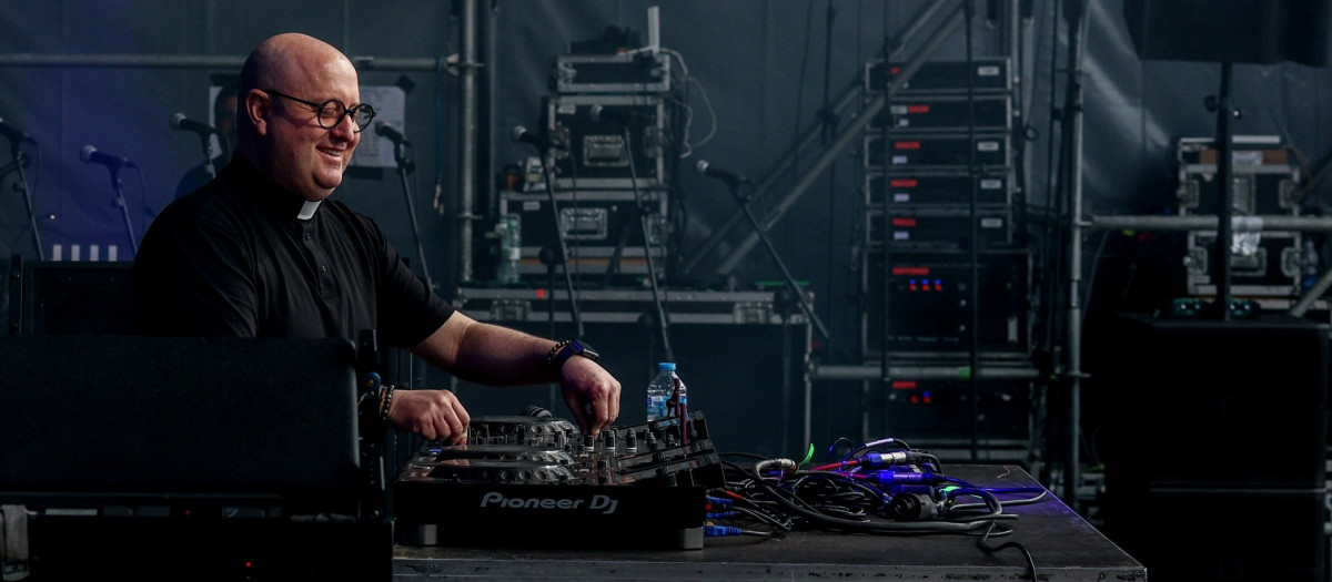 DJ Padre Guilherme, en el escenario de Cibeles