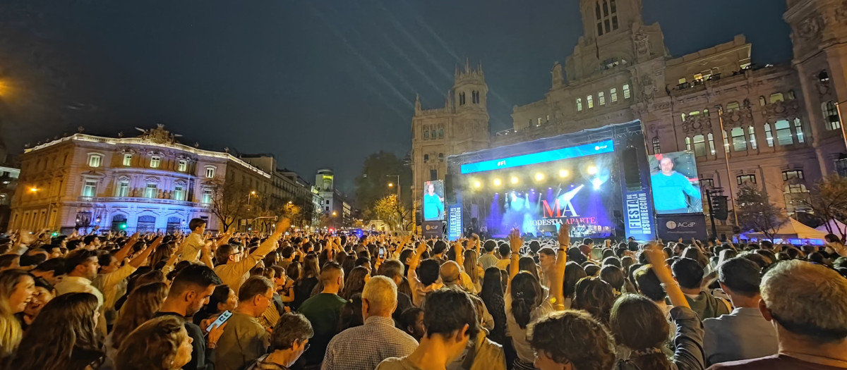 Miles de personas abarrotan Cibeles para celebrar la Resurrección de Cristo