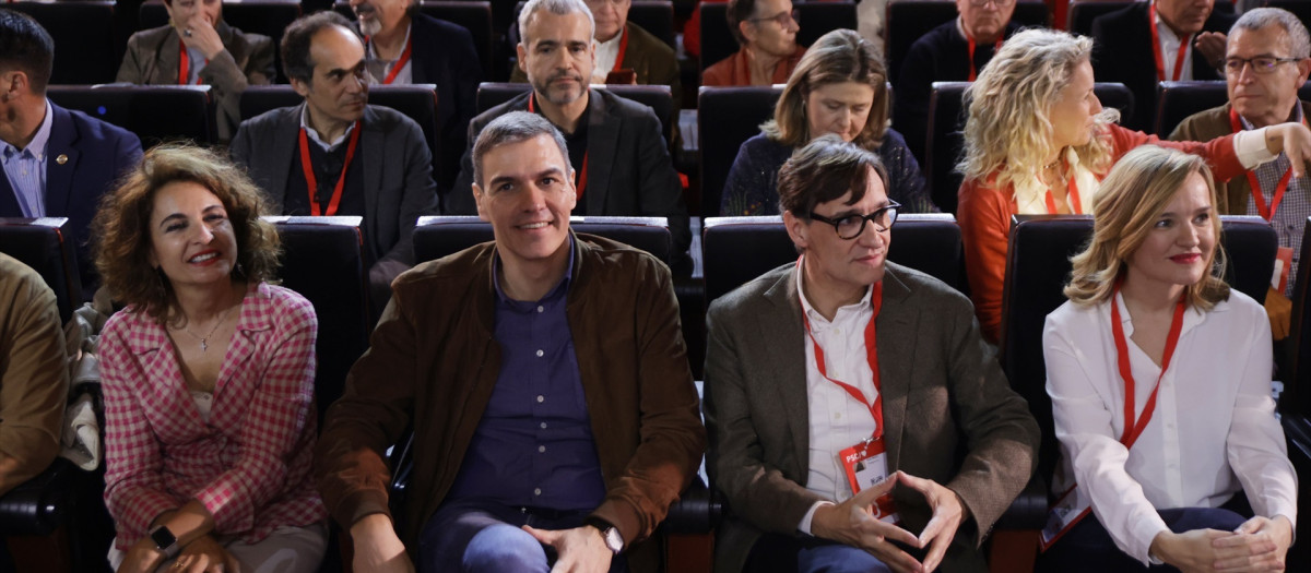 Pedro Sánchez, Salvador Illa y miembros del PSOE