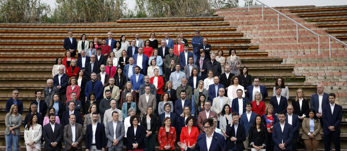 El primer secretario del PSC y candidato a la presidencia de la Generalitat, Salvador Illa, con los candidatos a las elecciones catalanas del 12M