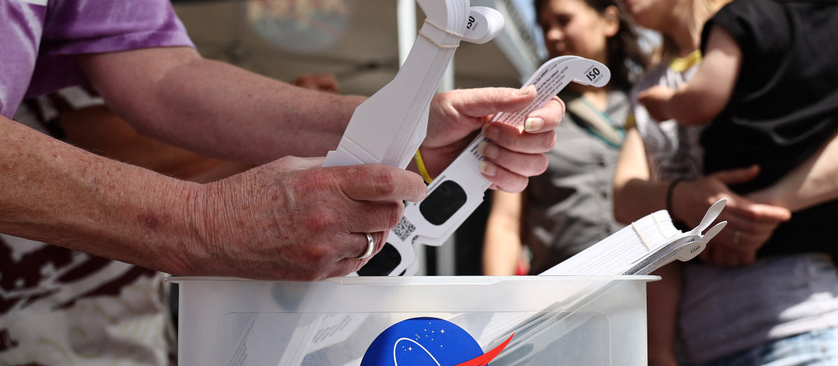 Reparto de gafas especiales para eclipses prescritas por la NASA en Russelville (Arkansas)