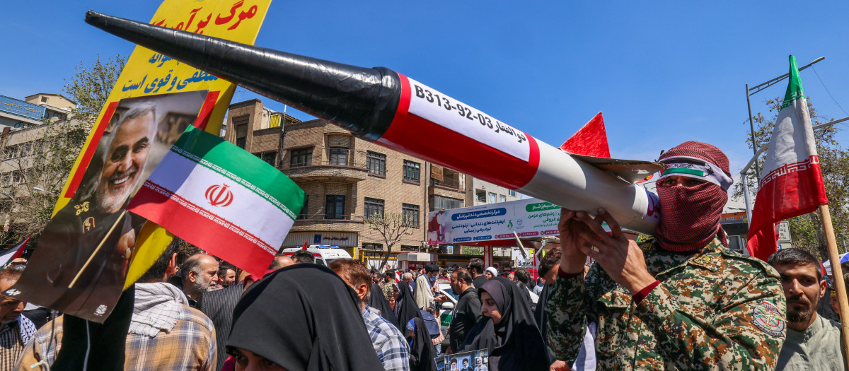 Iraníes asisten a la procesión fúnebre de siete miembros del Cuerpo de la Guardia Revolucionaria Islámica