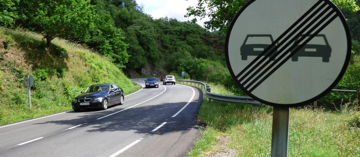 La DGT sigue regulando esta maniobra y reduciendo su uso a los conductores