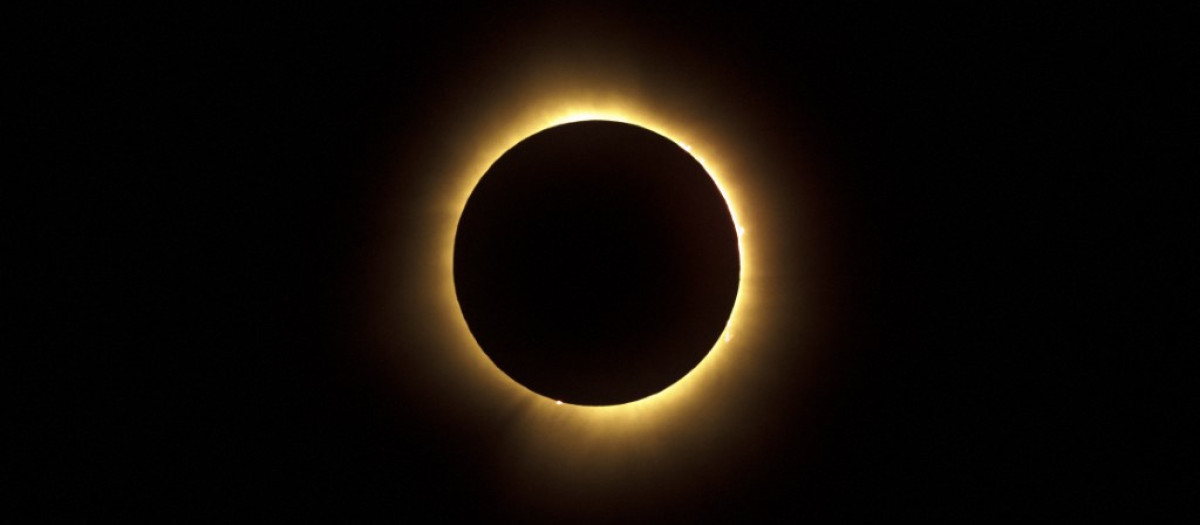 Eclipse solar total en Montreal, QC, Canadá. Captura del momento de la totalidad en el que la corona solar es visible, ilustrando un importante fenómeno astronómico.
