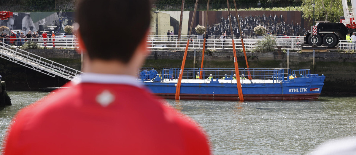 Expectación en la Ría donde el Itsas Museum de Bilbao ha sacado este lunes la gabarra de su dique para ubicarla en aguas de la ría y que esté lista en la ría para la celebración el jueves del 25º título de la Copa del Rey