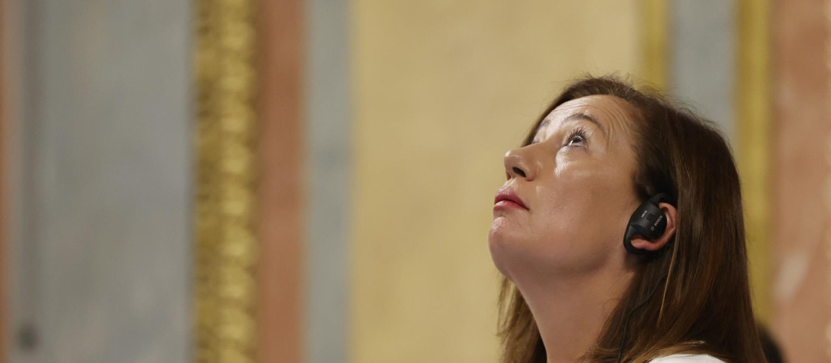 La presidenta del Congreso, Francina Armengol, con pinganillos para entender los discursos de los diputados en lenguas cooficiales