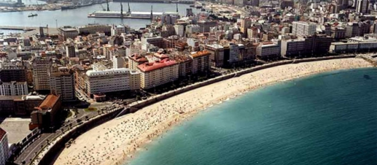 Playa Riazor uno de los lugares destacados en el reportaje del periódico The Sun