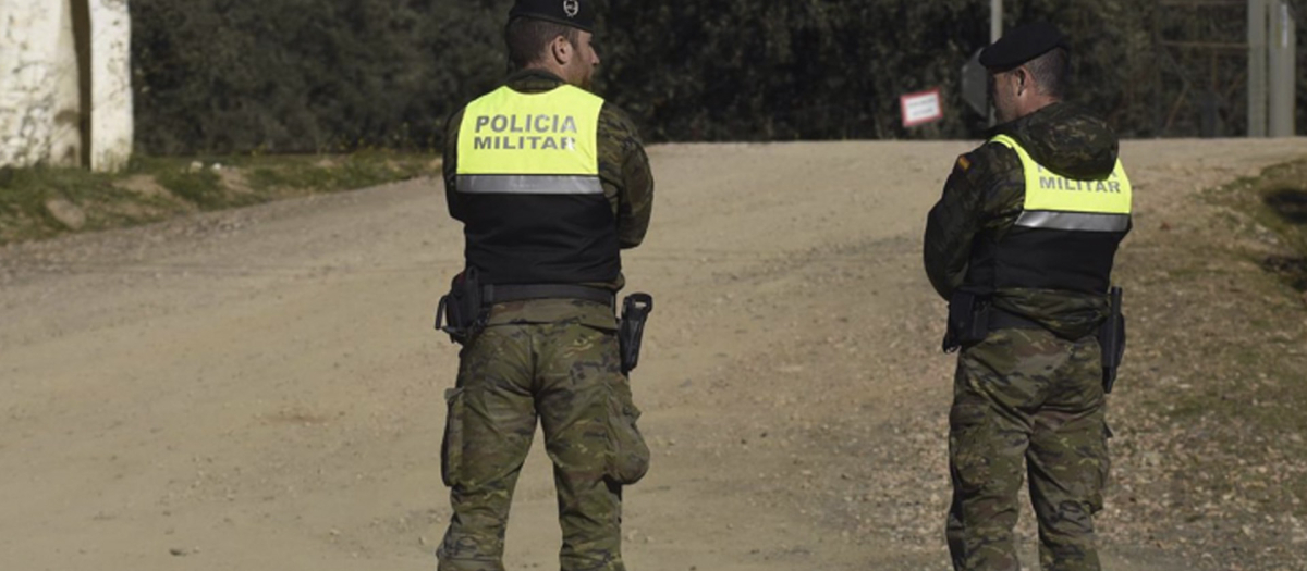 Militares acordonando el lugar donde fueron localizados los dos militares fallecidos en la base de Cerro Muriano