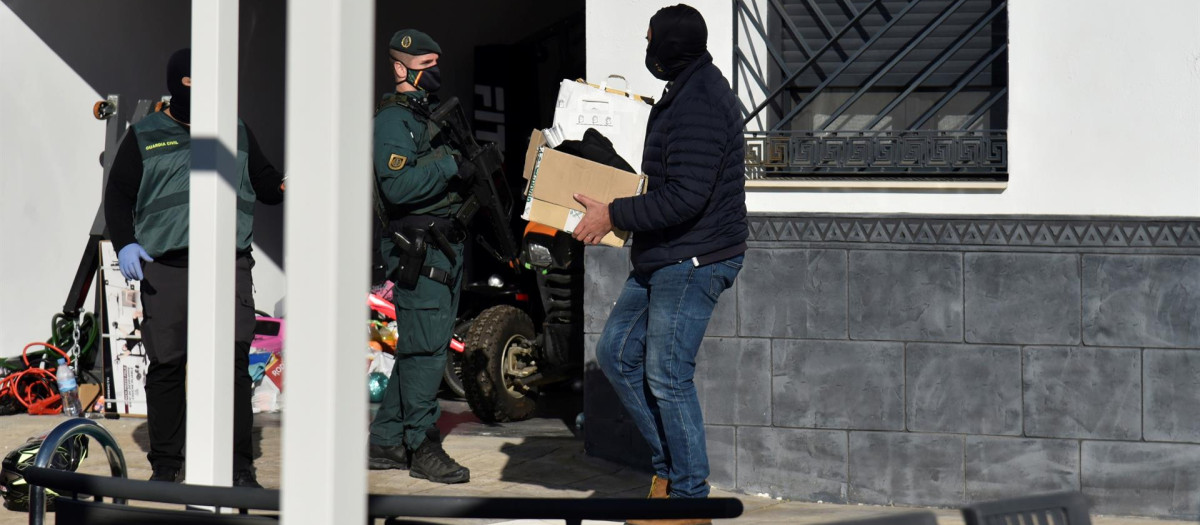 Imagen de un operativo de la Guardia Civil contra el blanqueo de capitales procedente del narcotráfico