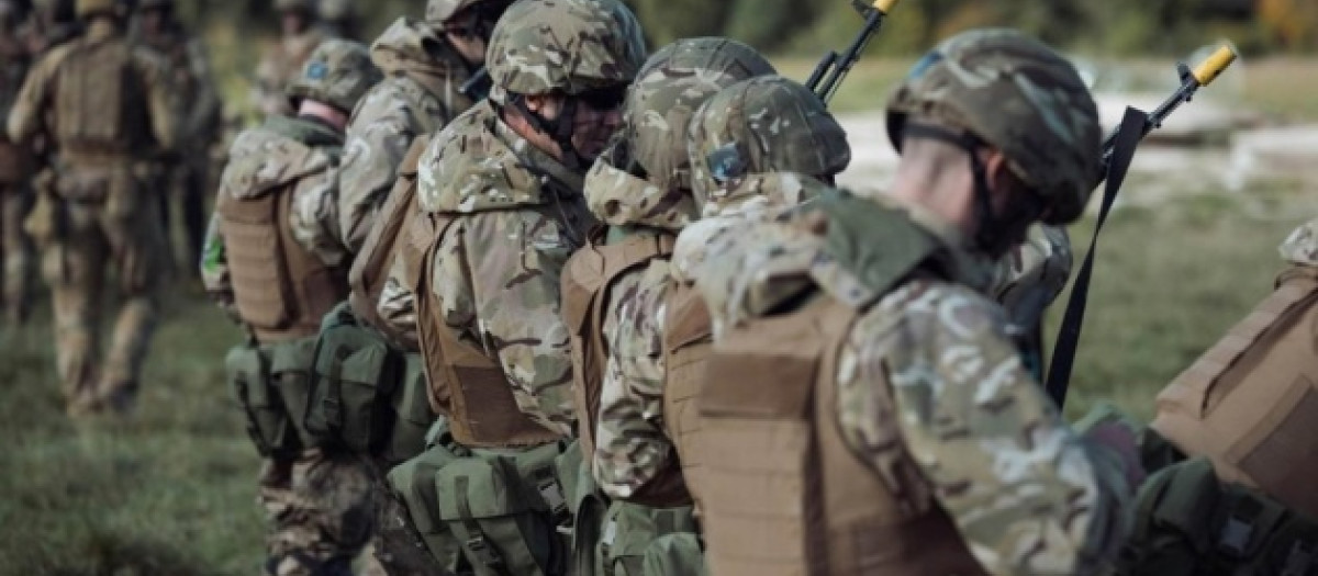 Reclutas ucranianos se entrenan para defender el país ante la invasión rusa