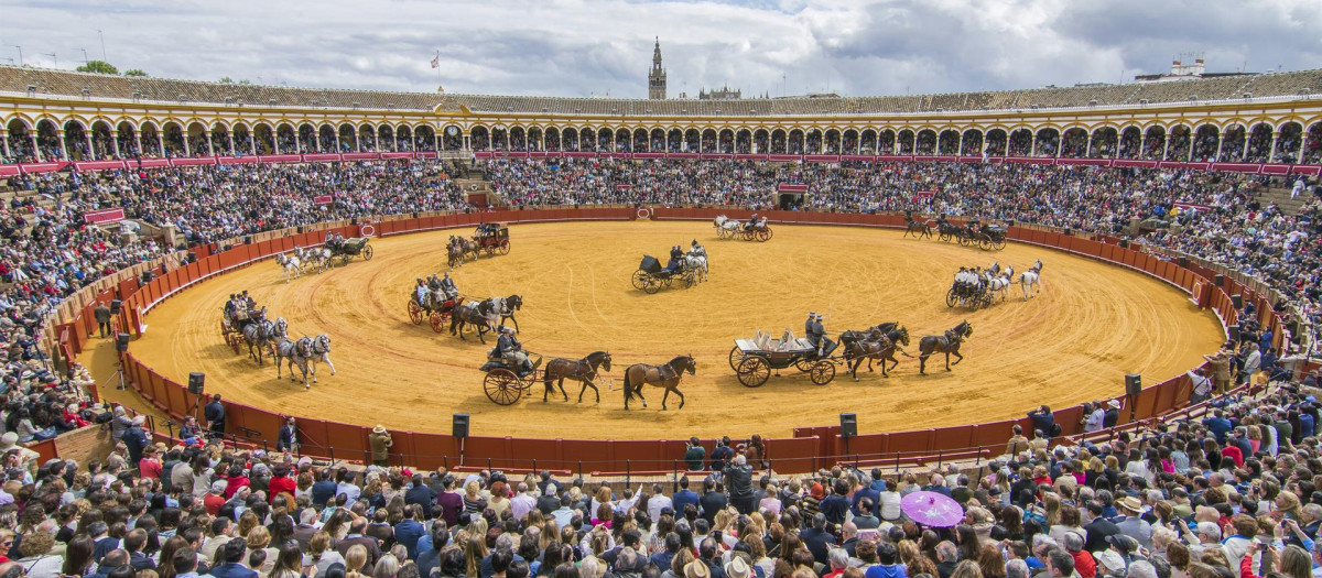 Exhibición de Enganches de la Real Maestranza de Caballería de la Feria de Abril en la plaza de la Maestranza de Sevilla (año 2016)