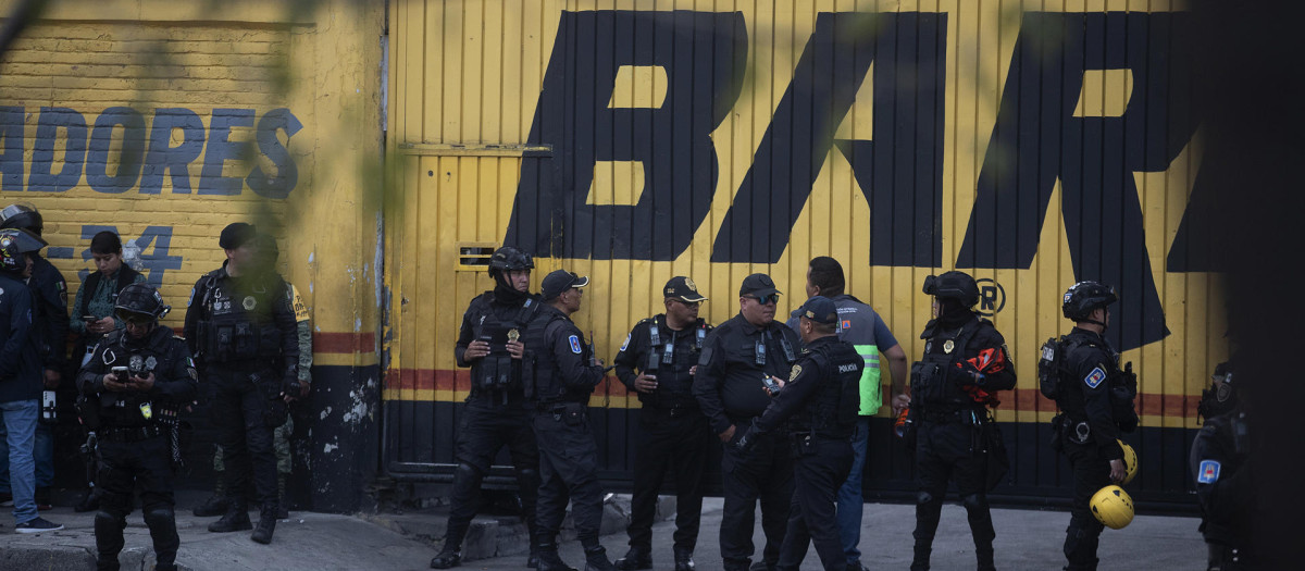 Oficiales de la Policía resguardan el predio donde se desplomó un helicóptero la tarde de este domingo, en la Ciudad de México (México). Tres muertos, presuntamente el piloto y dos tripulantes, dejó este domingo la caída de un helicóptero de uso privado en la alcaldía Coyoacán, sur de la Ciudad de México, informaron autoridades del Gobierno capitalino. Tres muertos, presuntamente el piloto y dos tripulantes, dejó este domingo la caída de un helicóptero de uso privado en la alcaldía Coyoacán, sur de la Ciudad de México, informaron autoridades del Gobierno capitalino. EFE/ Isaac Esquivel