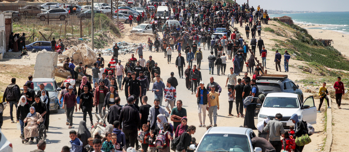 Palestinos desplazados toman la carretera costera de Rashid para regresar a la ciudad de Gaza