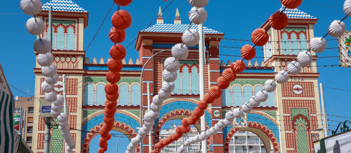 Portada y farolillos de la Feria de Abril de Sevilla