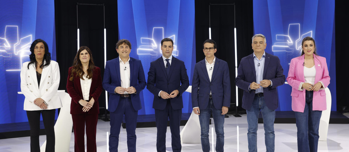 Los candidatos a la presidencia vasca posan antes de iniciar un debate electoral en ETB