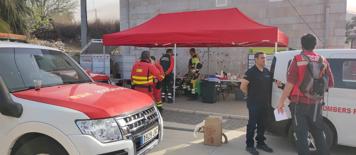 Miembros de la UME y de Bomberos, en el Puesto de Mando Avanzado en Tárbena (Alicante)