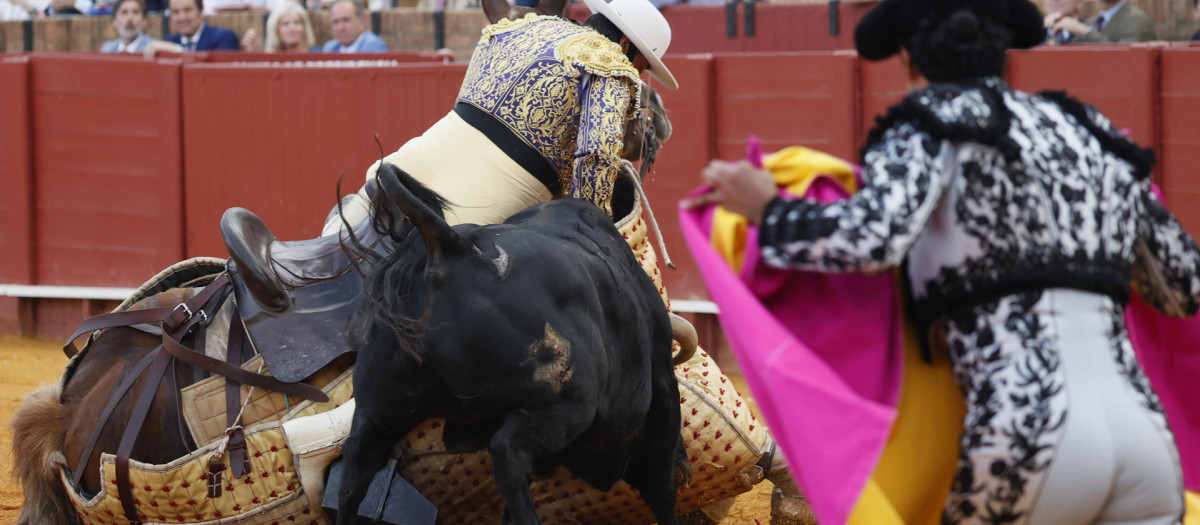 El toro de Jandilla estuvo a punto de tirar al picador, pero la ayuda de Manzanares evitó un mal mayor