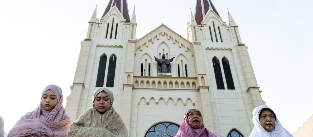 Mujeres musulmanas participan en la celebración del fin de Ramadán, frente a la iglesia del Sagrado Corazón de Jesús en Yakarta