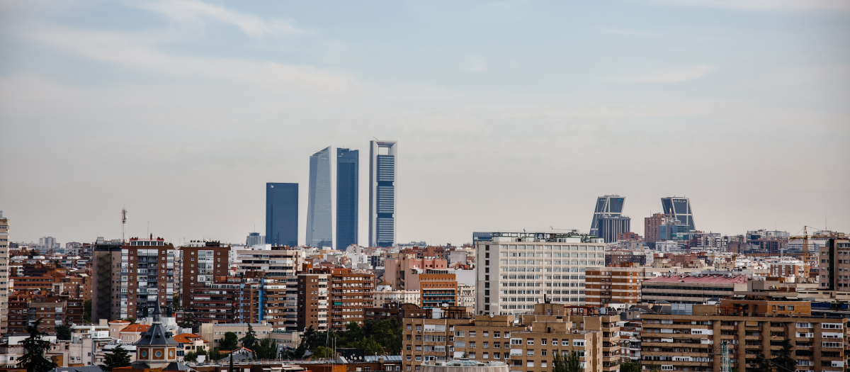 Vista de las Cuatro Torres Business Area y las Torres Kio desde el Faro de Moncloa