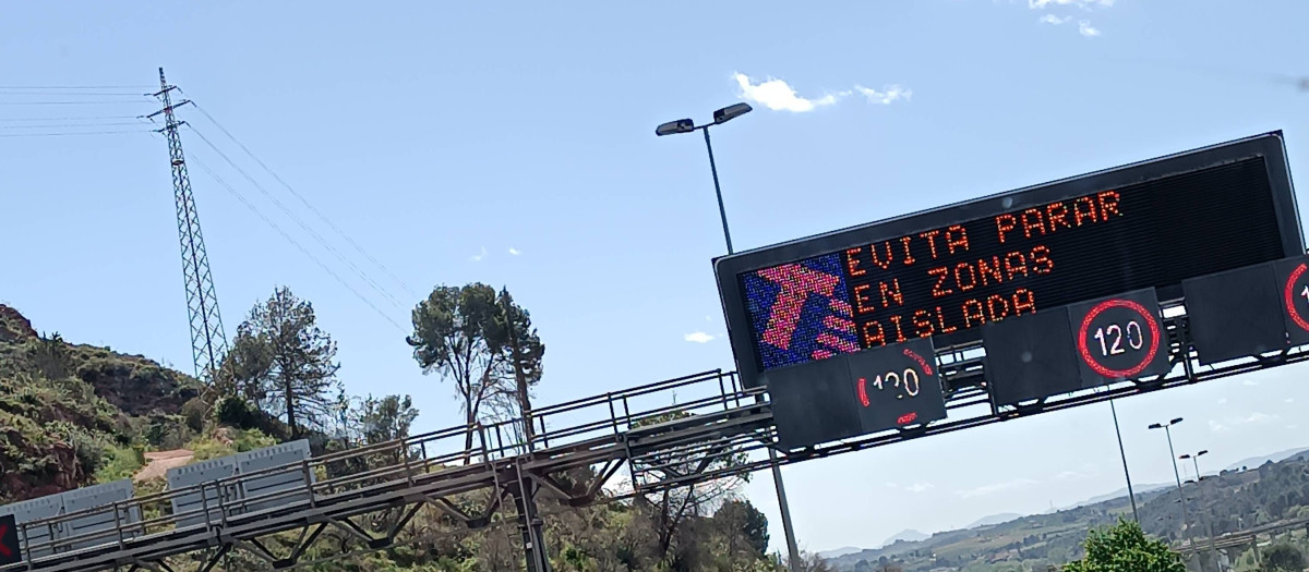 Panel informativo en el que desaconseja parar en lugares solitarios