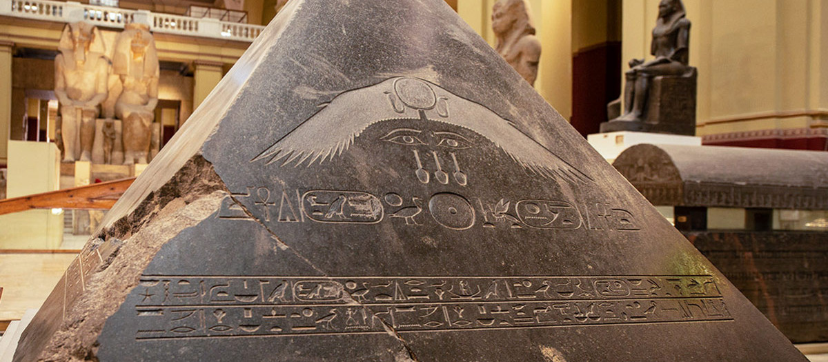 Piramidión de la pirámide de Amenemhat III