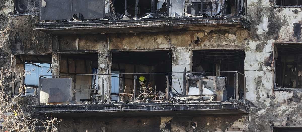 Fachada del edificio quemado por el incendio de Valencia