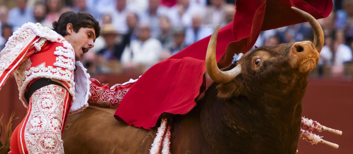 Sebastián Castella da un pase de pecho al quinto de la tarde